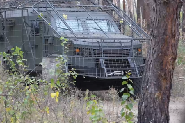 'Настоящий зверь!' Украинские бойцы показали, как работает бронированная машина 'Козак-5'. Видео