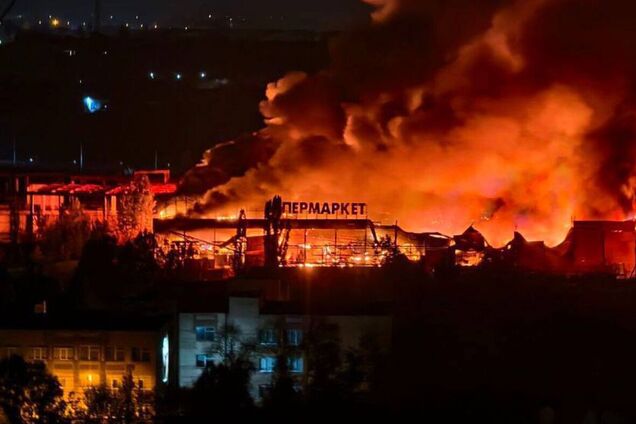 В оккупированном Донецке прогремели взрывы: горит бывший гипермаркет и склады армии РФ. Фото и видео