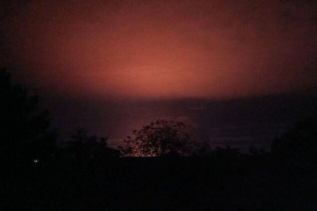 Повреждены 11 резервуаров: в сети показали последствия атаки дронов на нефтебазу в Феодосии. Фото