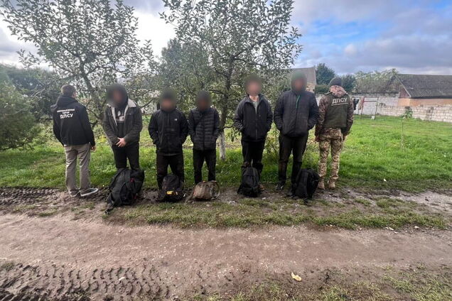 Заплатили тысячи евро за 'карту побега': на Буковине пограничники задержали группу мужчин, которые пытались сбежать в Молдову. Фото и видео