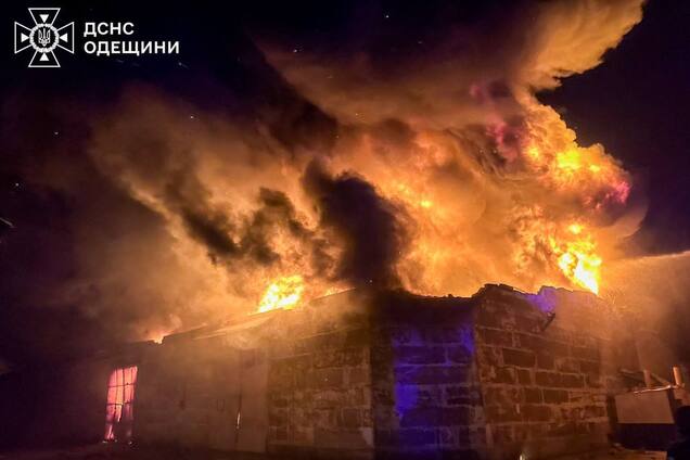 Окупанти атакували цивільну інфраструктуру Одещини: виникла масштабна пожежа, є постраждалий. Фото