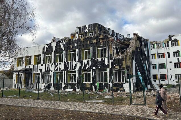 Оккупанты разбомбили лицей под Харьковом, только что отремонтированный за 200 млн. Фото