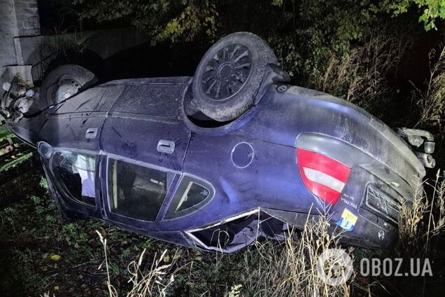 На Киевщине легковушка вылетела на обочину, 'проскочила' между деревьев и перевернулась: есть пострадавшая. Подробности и фото