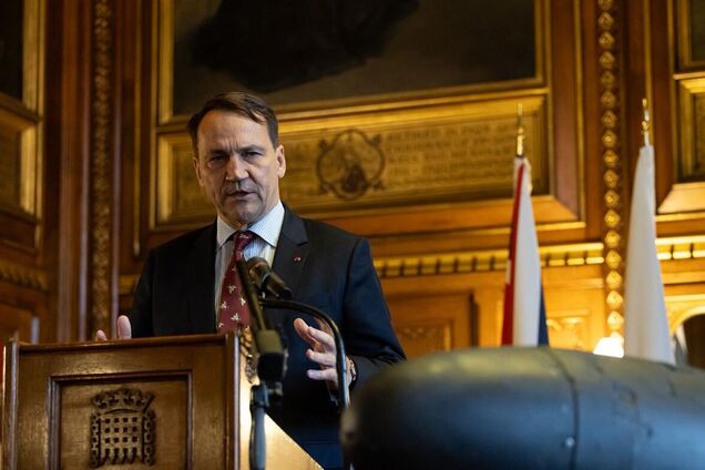 'Кремль тероризує ними українців': Сікорський презентував у британському парламенті іранський дрон Shahed 136. Фото