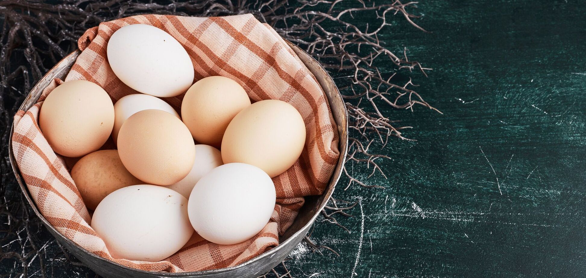 В холоде или при комнатной температуре: где лучше собирать яйца, чтобы они не испортились