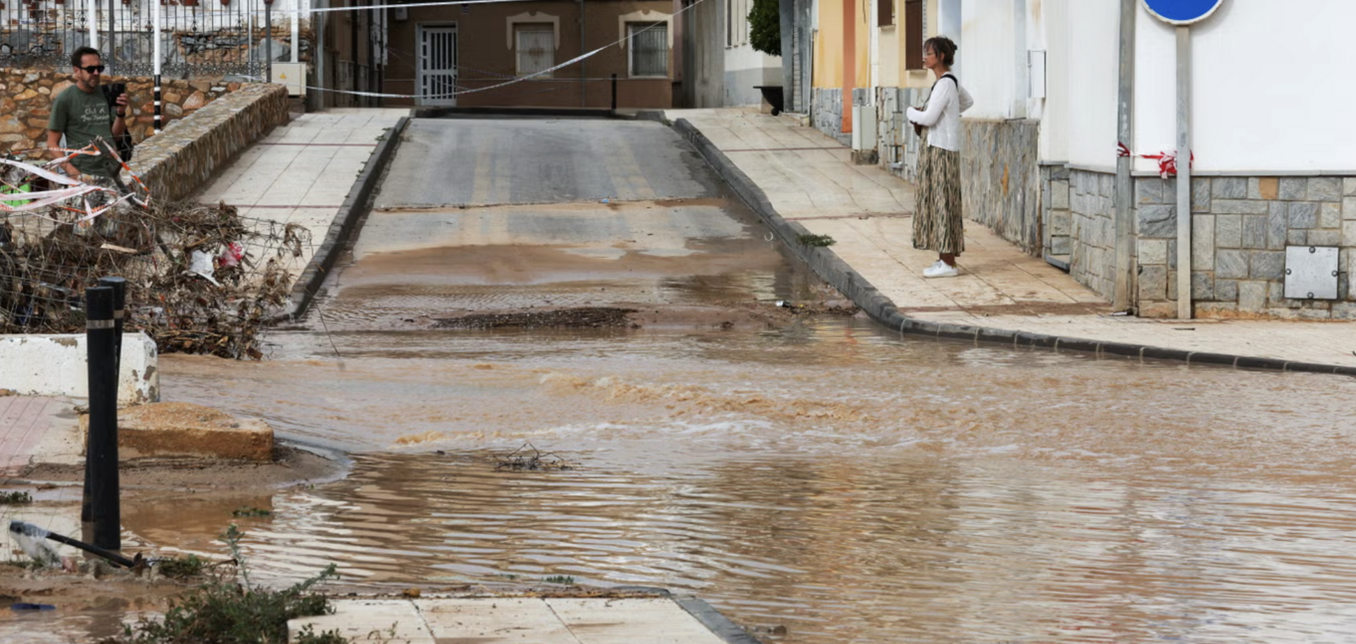 Испанию накрыл шторм 'Элис': страна страдает от наводнения и транспортного коллапса. Фото и видео