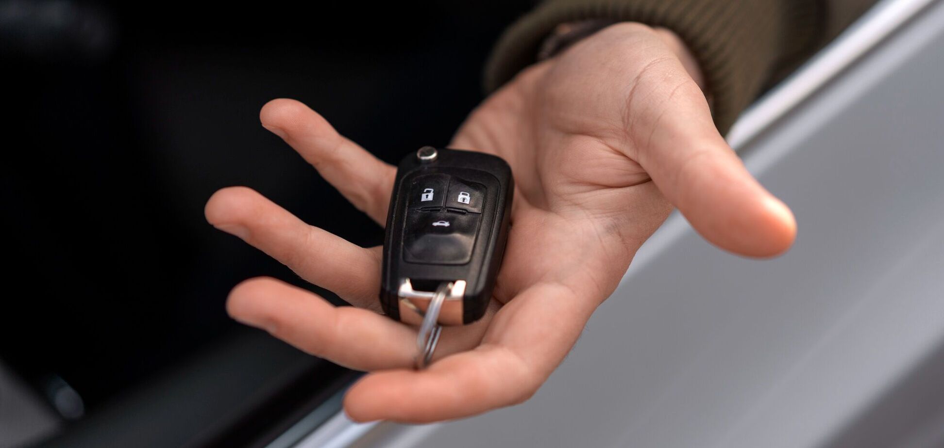 Иллюстрация - мужчина протягивает в руке ключи от авто
