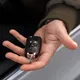 Иллюстрация - мужчина протягивает в руке ключи от авто