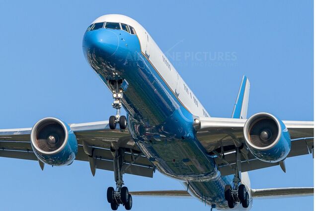Самолет Пентагона с Хэгсетом на борту совершил экстренную посадку в Великобритании: что происходит