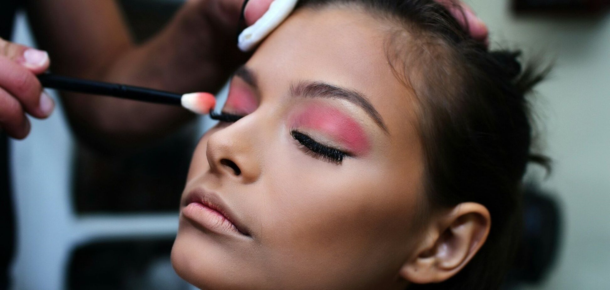 Запомните раз и навсегда: какие ошибки в макияже визуально увеличивают лоб