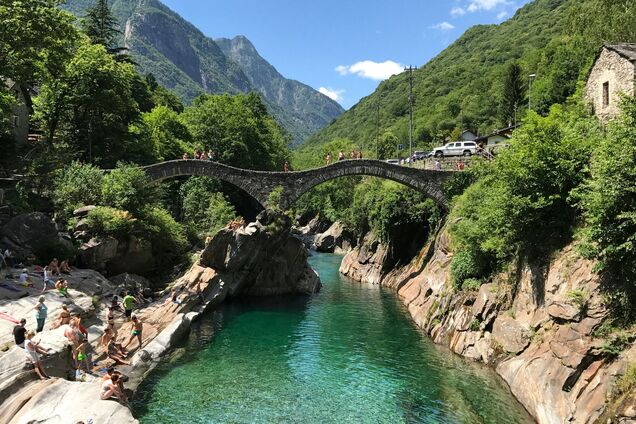 Имеет менее 20 жителей: чем поражает самое маленькое село Швейцарии, которое на грани исчезновения