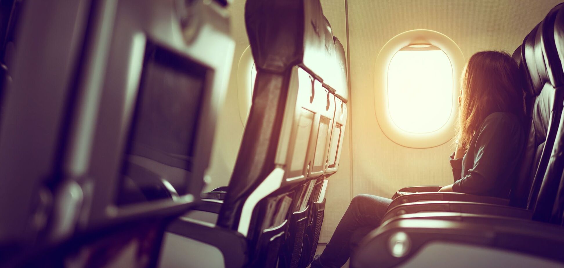 Чому не варто сідати на літак із брудною головою та що краще одягнути: секрети від стюардеси