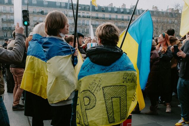 Ілюстрація - двоє хлопчиків, загорнуті у прапори України