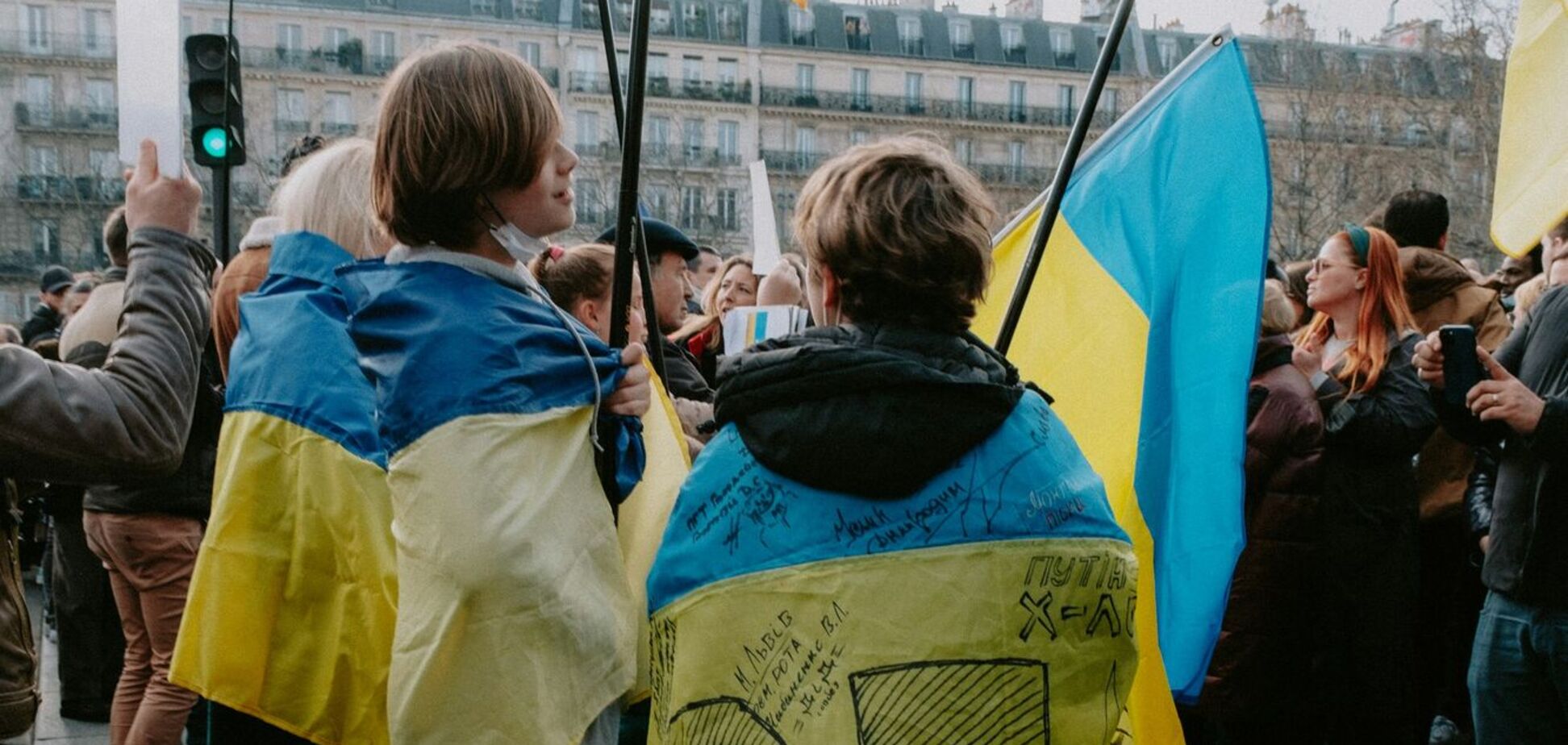 Ілюстрація - двоє хлопчиків, загорнуті у прапори України