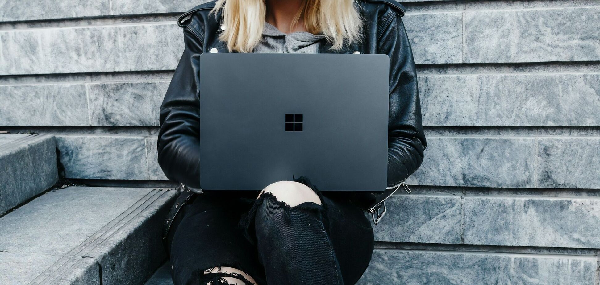 Ноутбук не можна ставити на ліжко і на коліна: у мережі пояснили чому