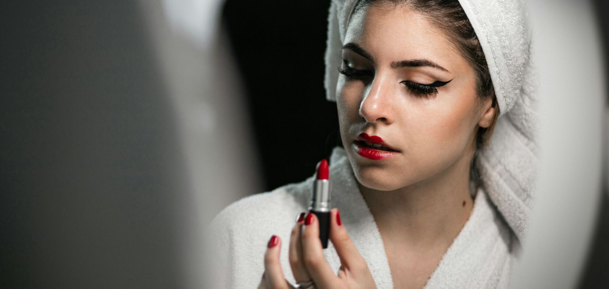 Як підібрати помаду до різнокольорового вбрання: модні поради