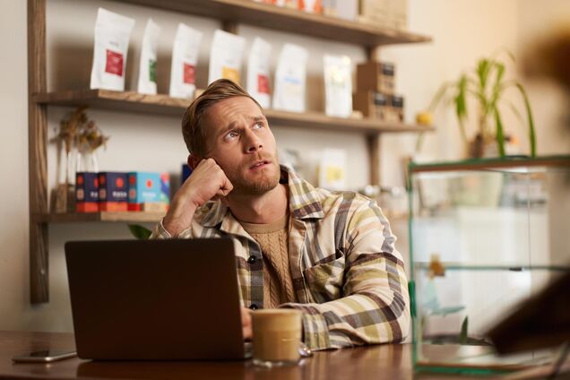 Иллюстрация - мужчина за компьютером скучает