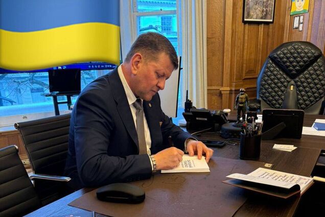 Волонтери розігрують книгу Залужного за донат для захисників на Покровському напрямку