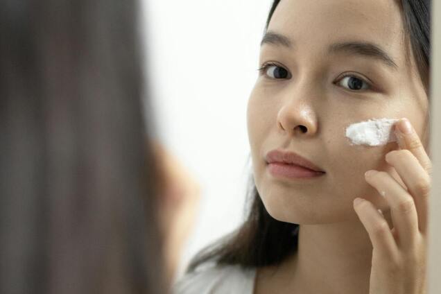 Як наносити тональний, щоб він тримався весь день: секрети макіяжу