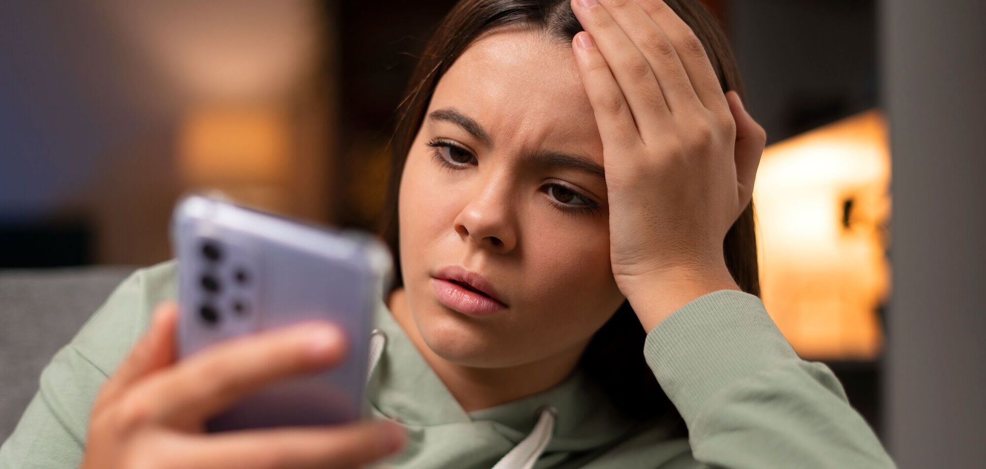 Иллюстрация – мужчина держит смартфон и документ