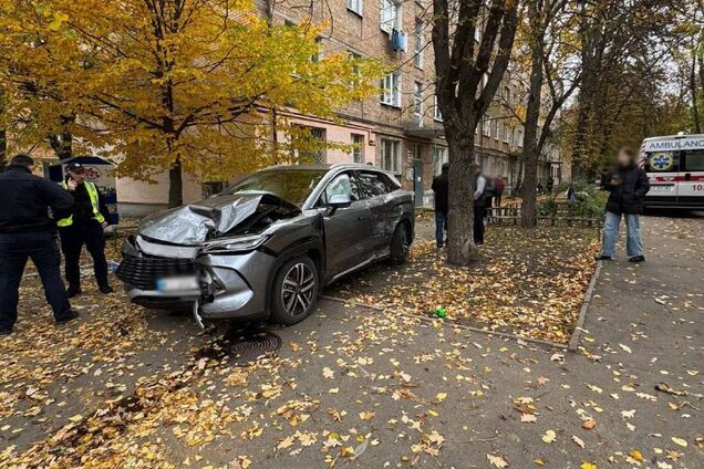 У Києві сталась ДТП за участю вантажівки: автівку відкинуло на тротуар, серед постраждалих – діти. Фото