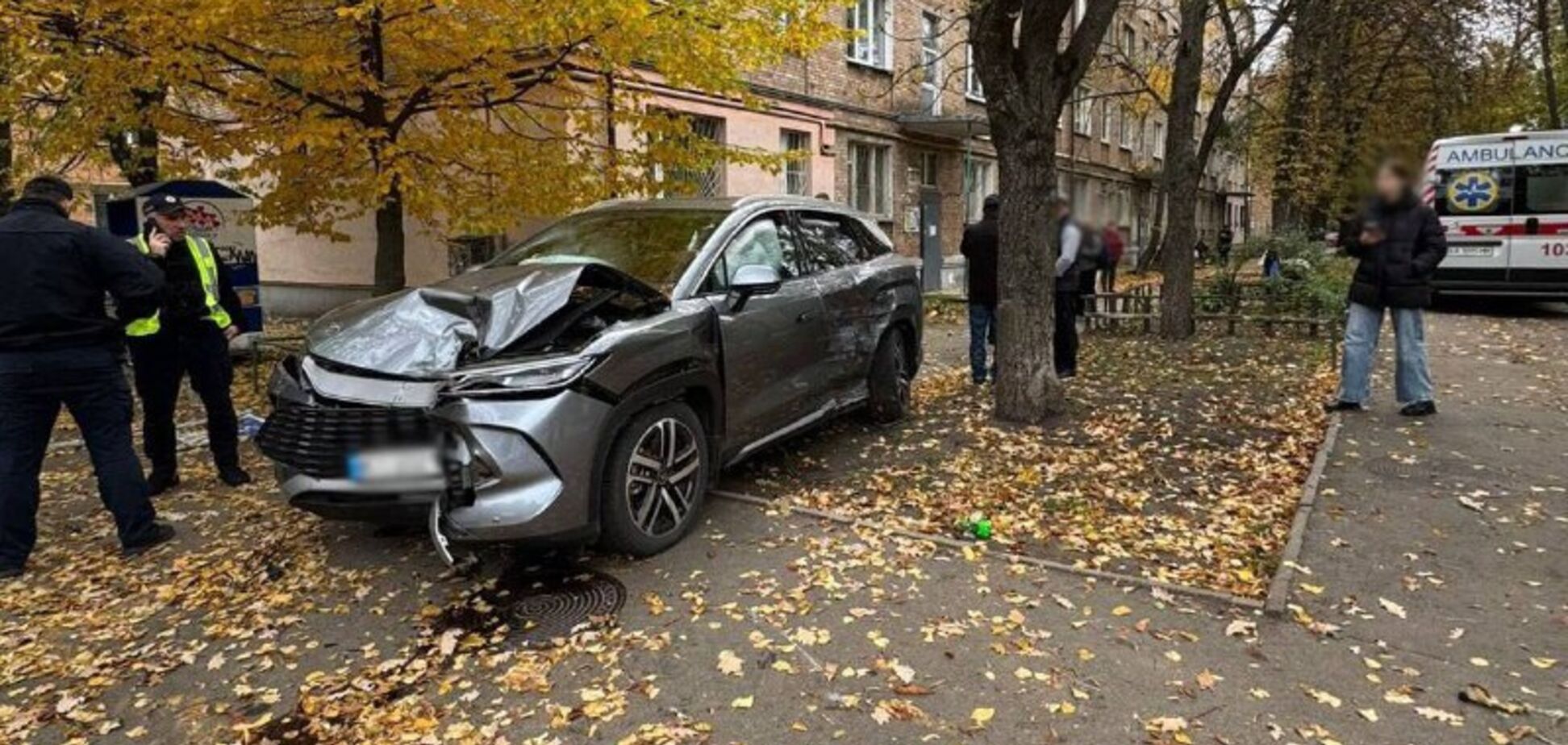 У Києві сталась ДТП за участю вантажівки: автівку відкинуло на тротуар, серед постраждалих – діти. Фото