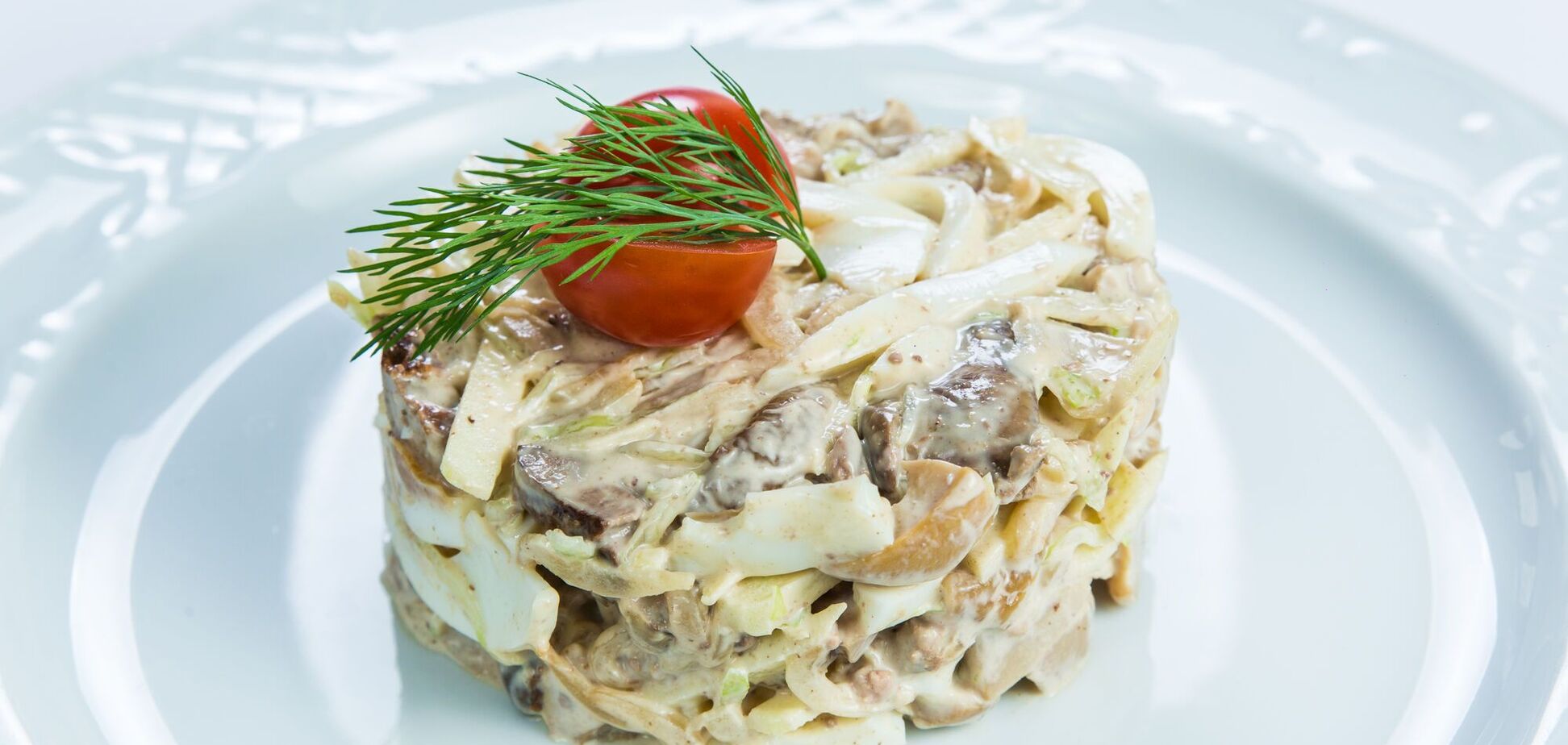 Сытный салат с грибами и курицей, который быстро готовится: можно сделать на ужин