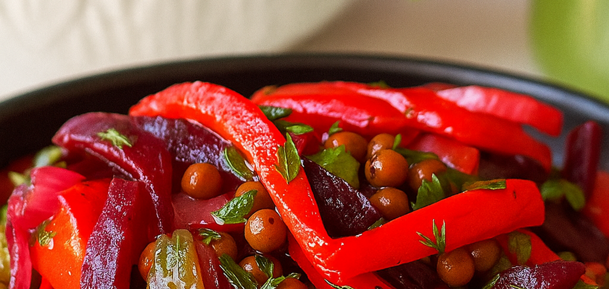 Вкусный осенний салат со свеклой и перцем: лучше обычного винегрета