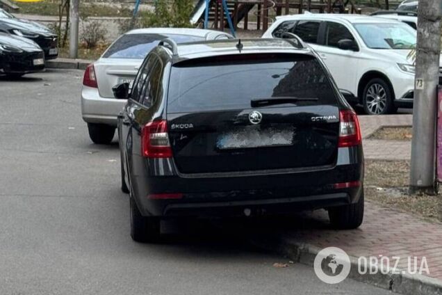В Киеве на Троещине 'герою парковки' оригинально намекнули, что он нарушил ПДД. Фотофакт