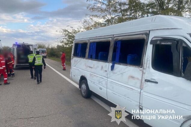 На трассе Киев-Одесса перевернулся микроавтобус: восемь пострадавших. Фото