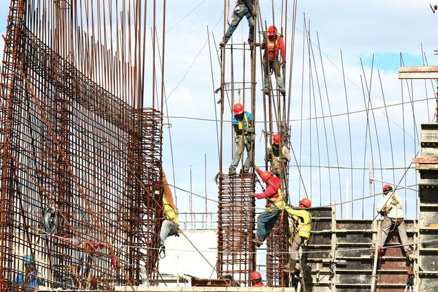 Иллюстрация - строители на работу