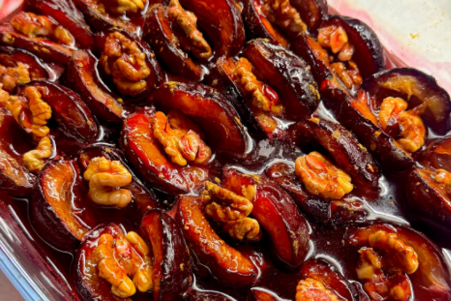 Какой вкусный десерт приготовить из слив и орехов: интересное осеннее сочетание