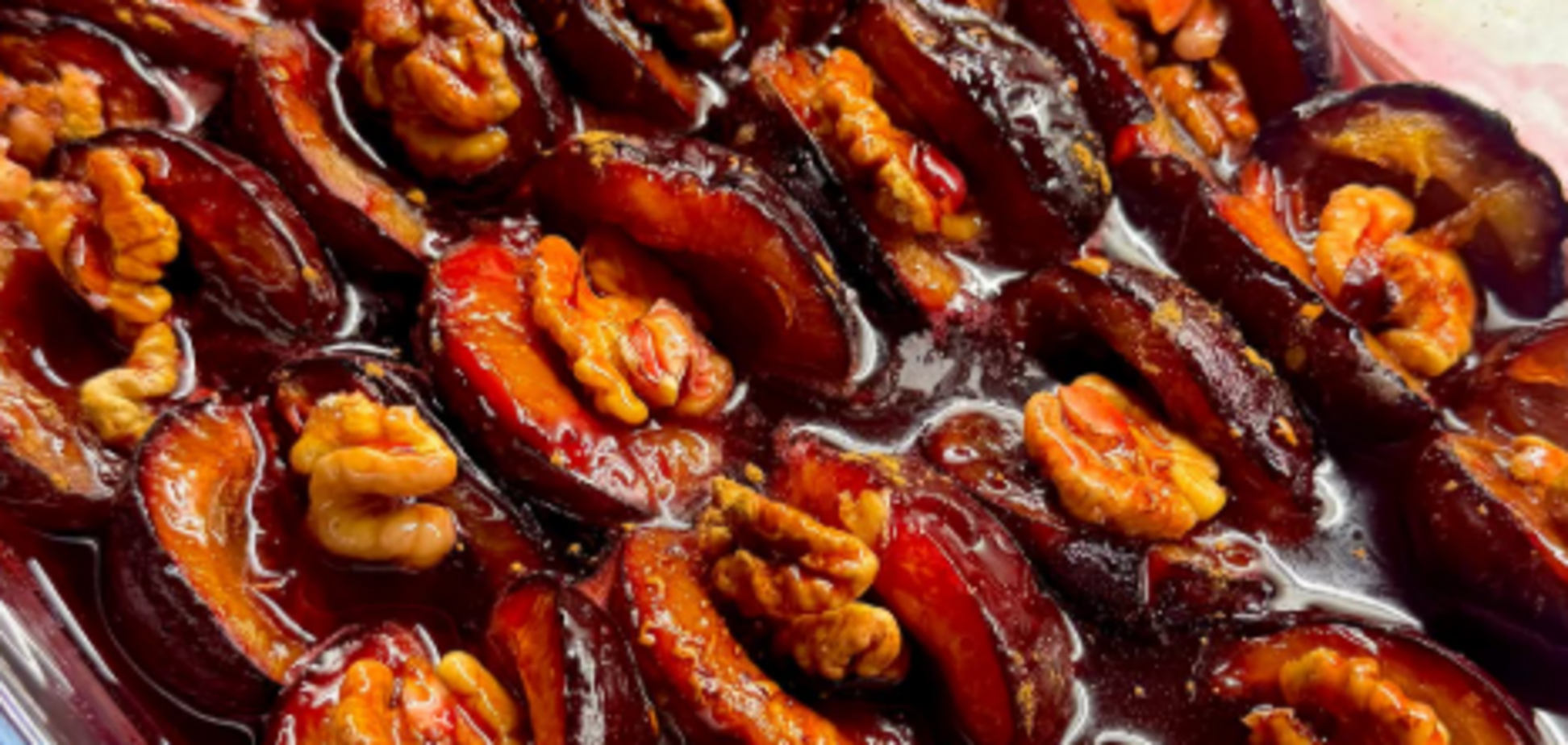 Какой вкусный десерт приготовить из слив и орехов: интересное осеннее сочетание