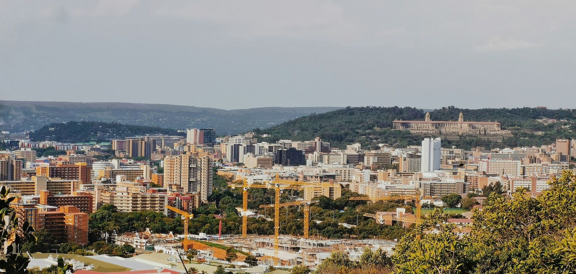 Какая страна имеет три столицы и почему так получилось