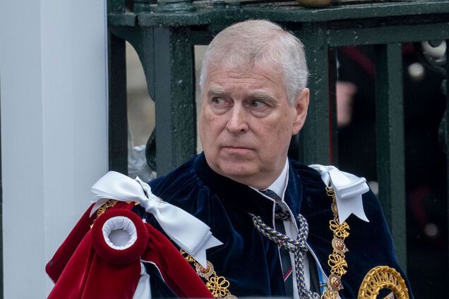 Появились жуткие фото экс-принца Эндрю после задержания полицией: сеть обсуждает его выражение лица