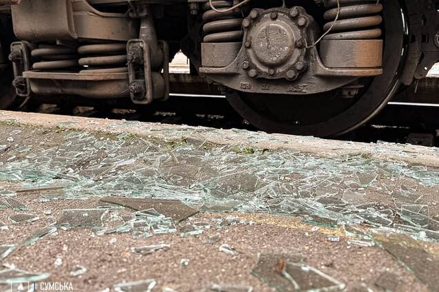 Враг второй раз коварно атаковал Сумы дронами: повреждены вокзал и вагоны, есть пострадавшие. Фото