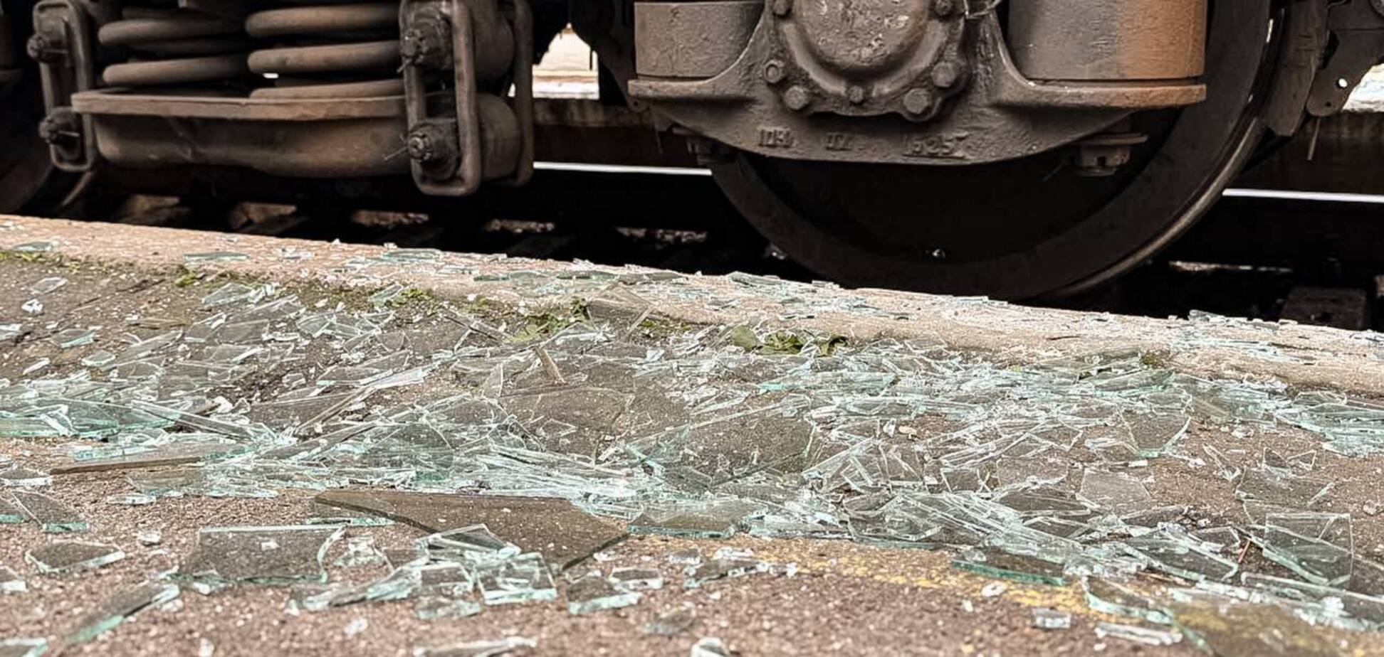 Враг второй раз коварно атаковал Сумы дронами: повреждены вокзал и вагоны, есть пострадавшие. Фото