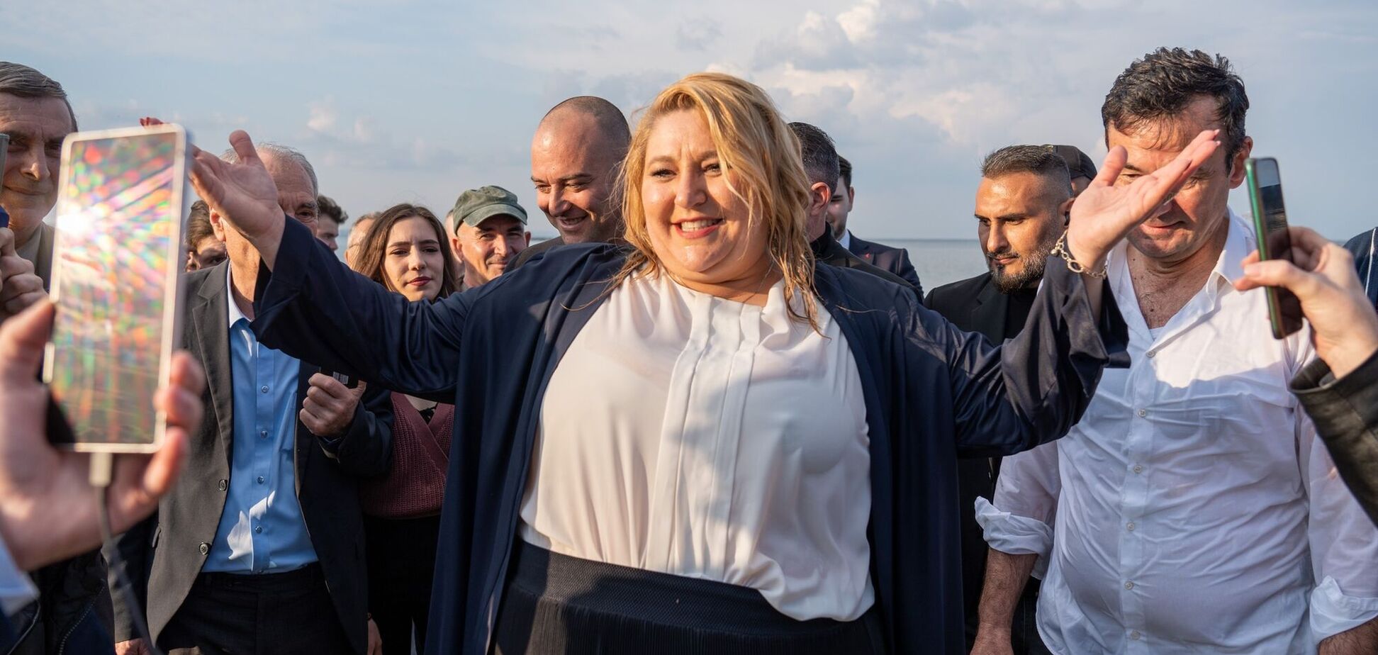 Евродепутат из Румынии, которая хотела аннексировать часть Украины, пригрозила 'переломать Зеленскому ноги'