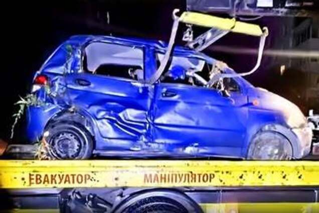 У Чернігові п'яна 18-річна без прав потрапила в карколомне ДТП і дивом вціліла. Фото