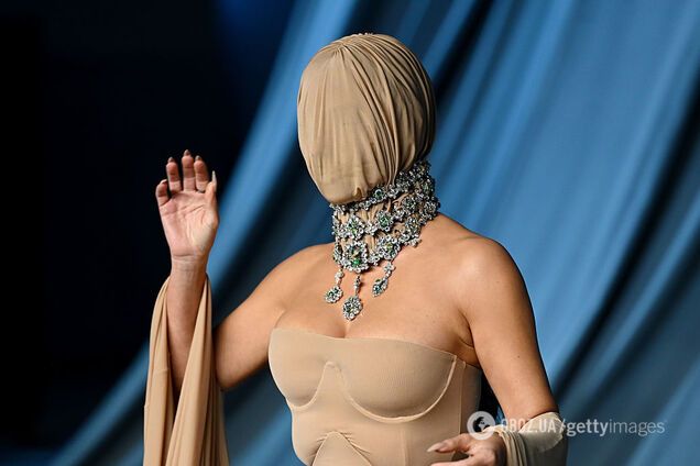 Ким Кардашьян вышла в свет 'без лица' и шокировала сеть: так делал ее бывший. Фото