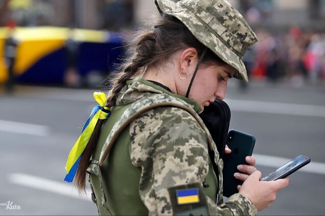 Иллюстративное фото. Военная с телефоном