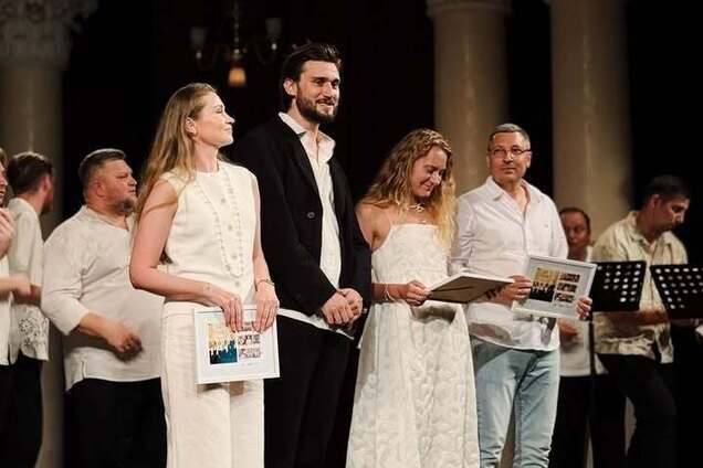 Учасник хору 'Гомін' за лаштунками розповів про обовʼязковий 'ритуал' співаків перед виходом на сцену: беремося за руки і...