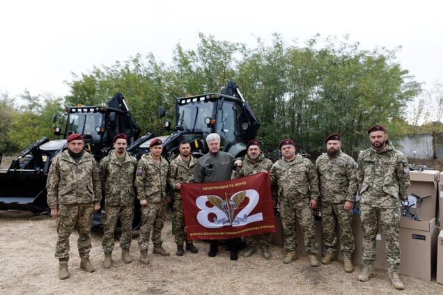 Десантно-штурмовые подразделения получили дроны, квадроциклы и экскаваторы от Порошенко