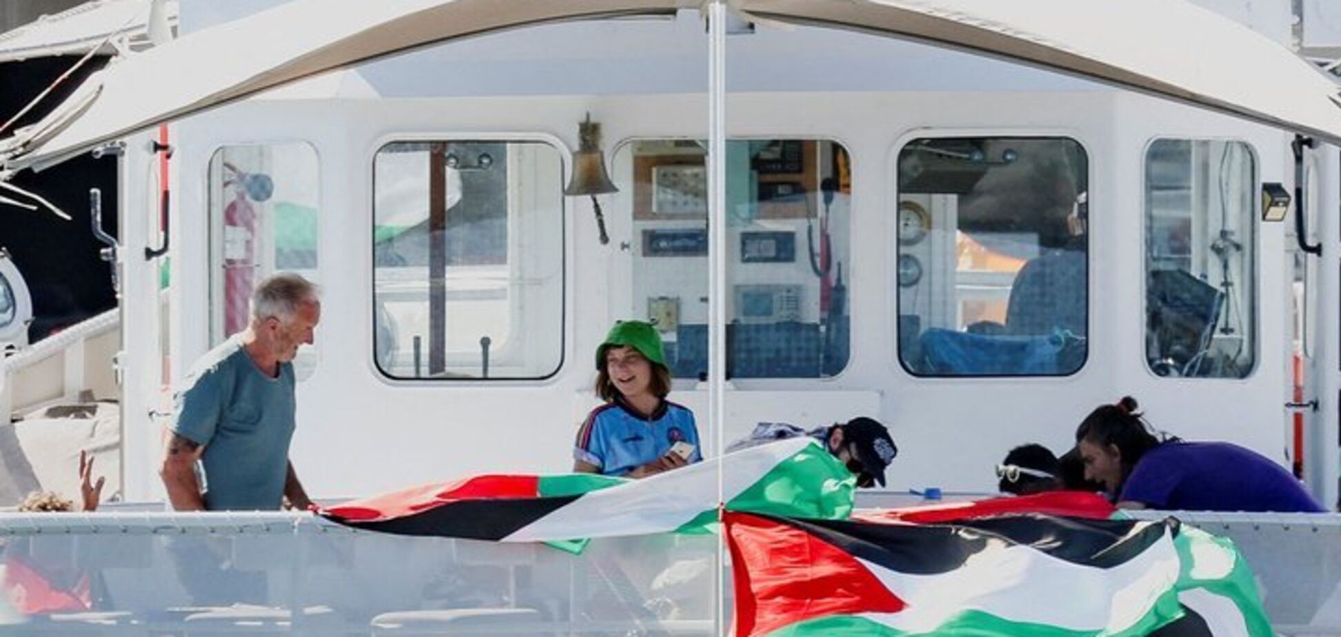 Военные корабли Израиля остановили флотилию для сектора Газа: на борту одной из лодок была Грета Тунберг. Видео