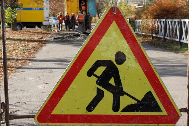 У Києві стався прорив труби: стоянку автомобілів залило водою. Подробиці та відео