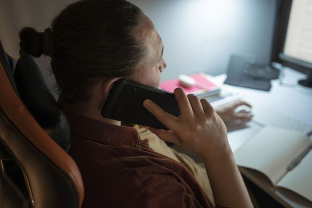 Мужчина разговаривает по телефону ночью. Иллюстрация