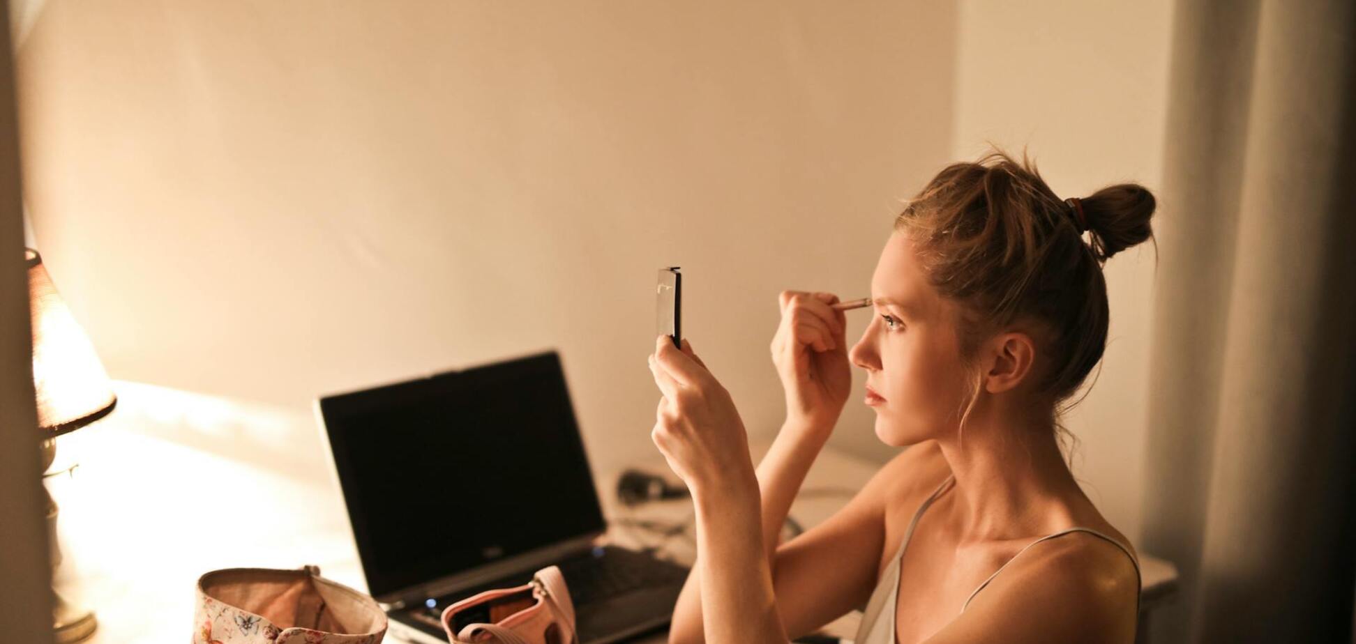 Портит весь макияж: названа главная ошибка женщин, которые пользуются тональным кремом