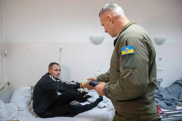 Кличко посетил одно из медучреждений Минобороны, которому Киев дал из городского бюджета средства на создание безбарьерной среды