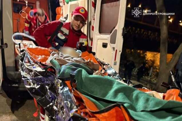 В Днепре водолазы спасли девушку, которая прыгнула с моста в реку. Фото