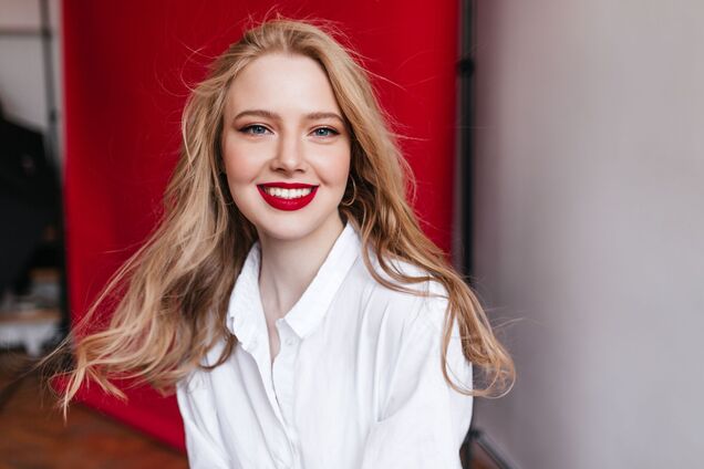 Три кольори помади зроблять зуби візуально білішими: які саме